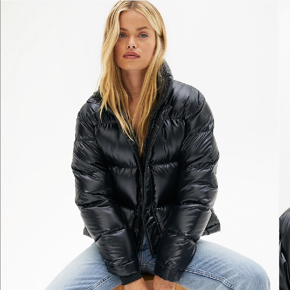 NEW Aritzia Super Puff Shorty (high gloss black)